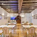 Radisson Blu Altstadt. מלון